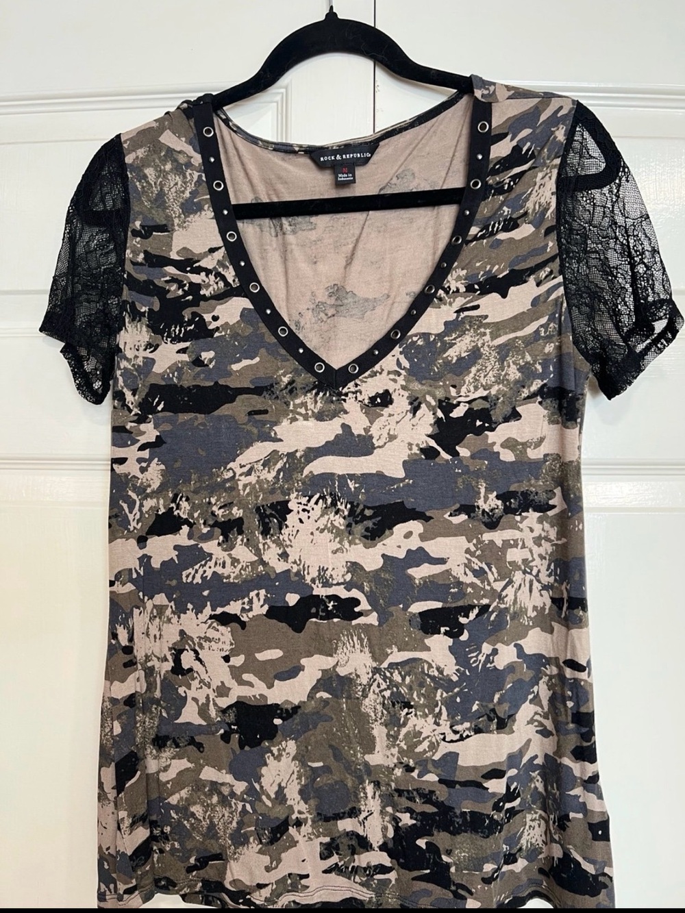 Rock and Republic B-Neck Camo Print Vented Sleeve Top - Olive/Black